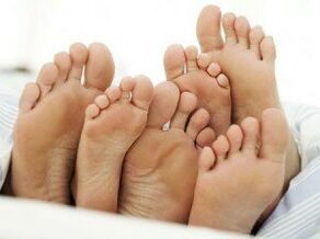 piedi sani dopo aver trattato i funghi tra le dita