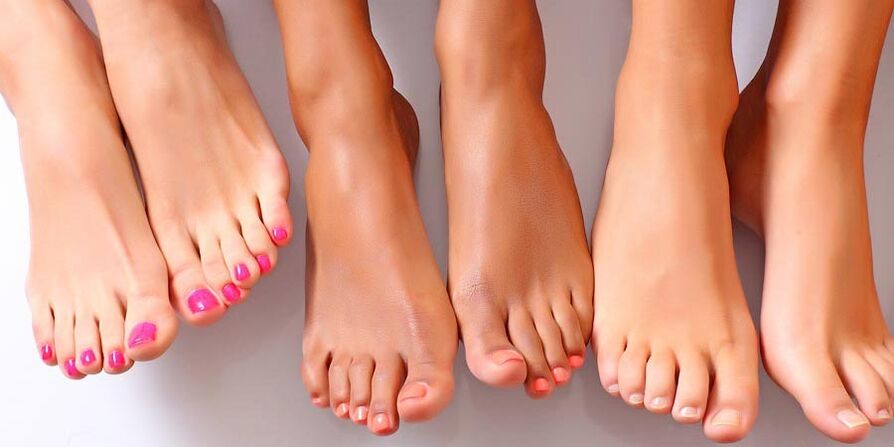 piedi sani dopo il trattamento dei funghi delle unghie